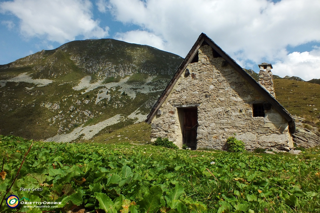 58 Baita Pianadei con alle spalle il Monte Valegino....JPG